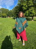 Ladda upp bild till gallerivisning, Randig Poncho med Luva

