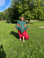 Ladda upp bild till gallerivisning, Randig Poncho med Luva
