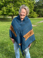Ladda upp bild till gallerivisning, Randig Poncho med Luva
