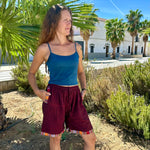 Load image into Gallery viewer, Bohemiska shorts i bomull och hampa mörkgrön med folklor detaljer
